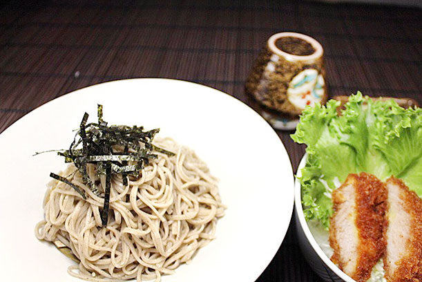 ざるそばと選べるミニ丼（ヒレカツ）